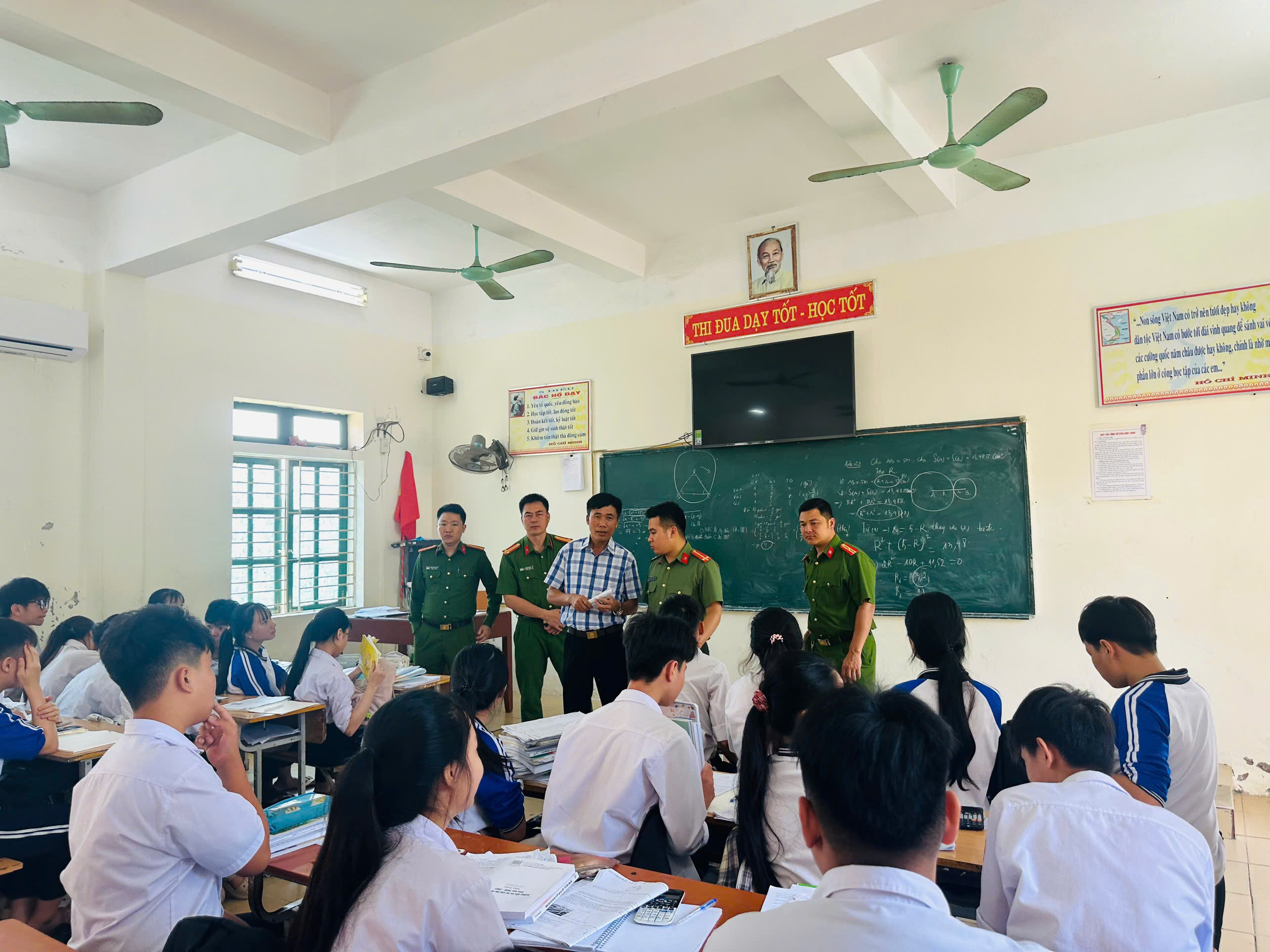 Công an xã Vĩnh Am kiểm tra đột xuất việc chấp hành quy định về an toàn giao thông và phòng, chống các tệ nạn xã hội tại các Trường THCS